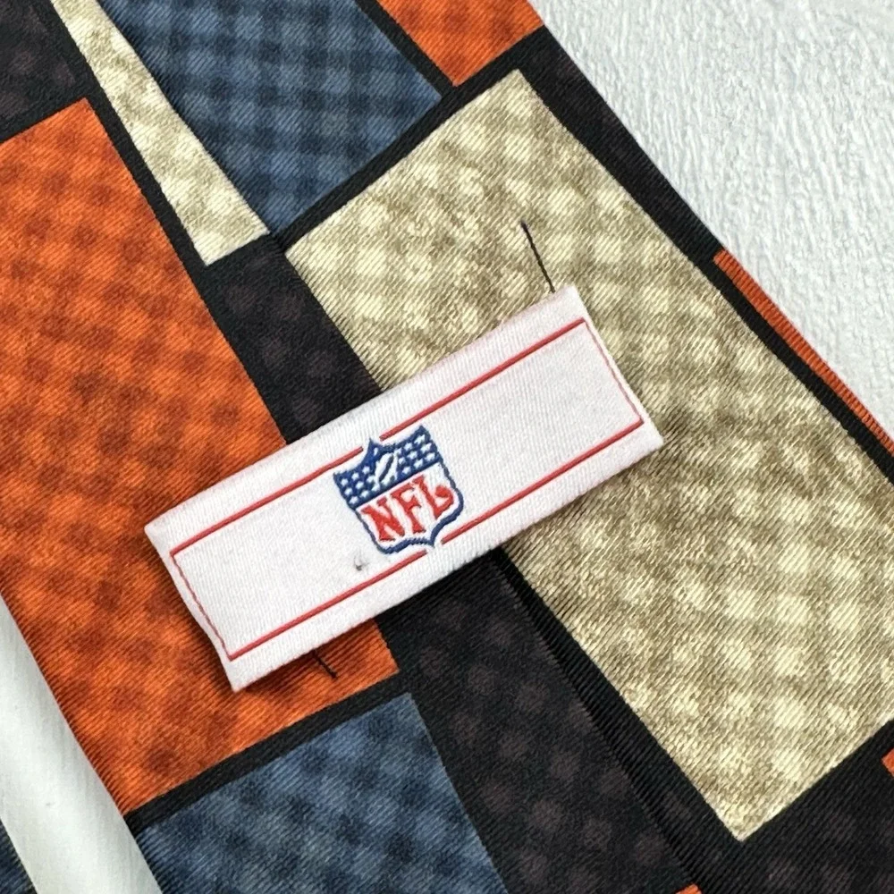 VTG Chicago Bears 100% Silk Tie Men NFL Football Logo Helmet AOP  All Over Print